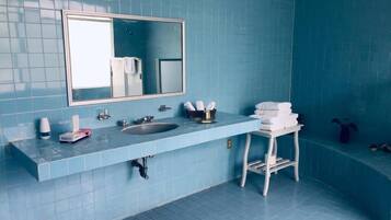 Kahden hengen deluxe-huone | Kylpyhuone | Suihku, pyyhkeet