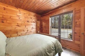 2 dormitorios, tabla de planchar con plancha, cuna de viaje