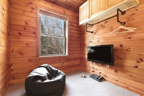 Una Smart TV, una chimenea, videojuegos, un reproductor de DVD