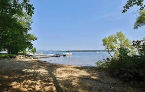 Ubicación cercana a la playa y tumbonas