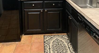 Southern Comfort in Convenient Quiet Neighborhood w/hot tub