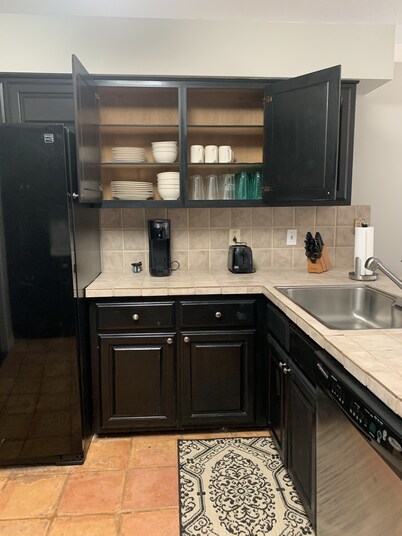  Southern Comfort in Convenient Quiet Neighborhood w/hot tub