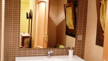 Bathtub, bidet