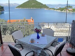 Outdoor dining - Apartment Bella Vista -Three Bedroom Apartment with Balcony and Sea View (Prozura)