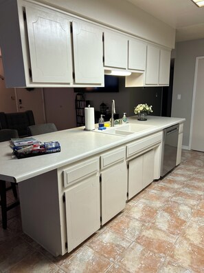 Fridge, microwave, oven, stovetop - Rare-4 Bedroom House, Fam friendly, Meadview/Grand Canyon West/Skywalk/Lake Mead (Meadview)
