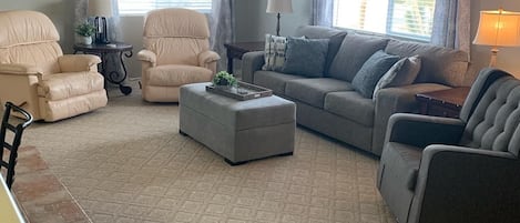 Smart-TV, DVD-Player, Bücher, Musikbibliothek