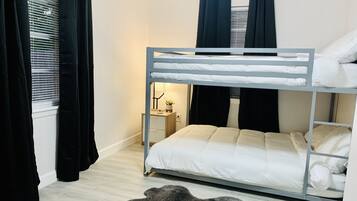 2 slaapkamers, een bureau, een strijkplank/strijkijzer, gratis wifi