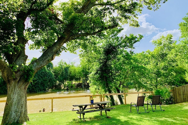 Relax in the backyard/ do some Nature Watching/ BBQ, so much beauty!