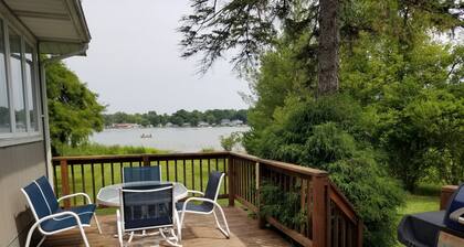4 Season newly remodeled all sport lake cottage w/ nearby golfing & snowmobiling