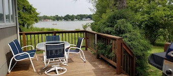 4 Season newly remodeled all sport lake cottage w/ nearby golfing & snowmobiling