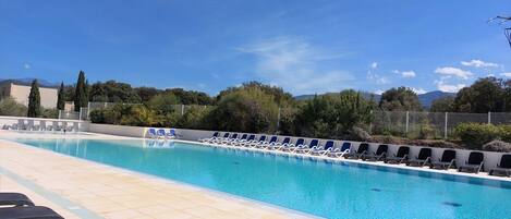 Una piscina al aire libre, una piscina climatizada