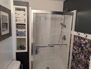 Douche, séchoir à cheveux, serviettes fournies, savon