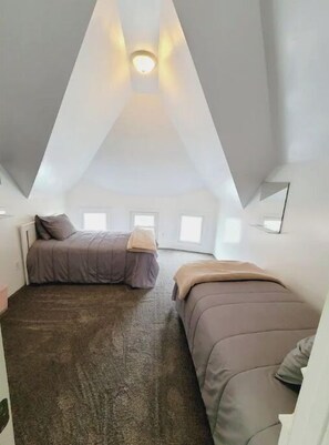 7 bedrooms, desk, iron/ironing board, free WiFi - Beautiful Home 7bd/3000sf to accommodate groups (Omaha)