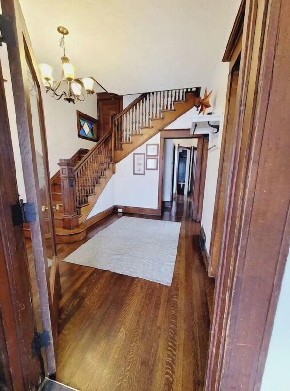 Interior - Beautiful Home 7bd/3000sf to accommodate groups (Omaha)