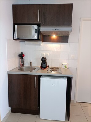 Réfrigérateur, micro-ondes, plaque de cuisson, cafetière/bouilloire