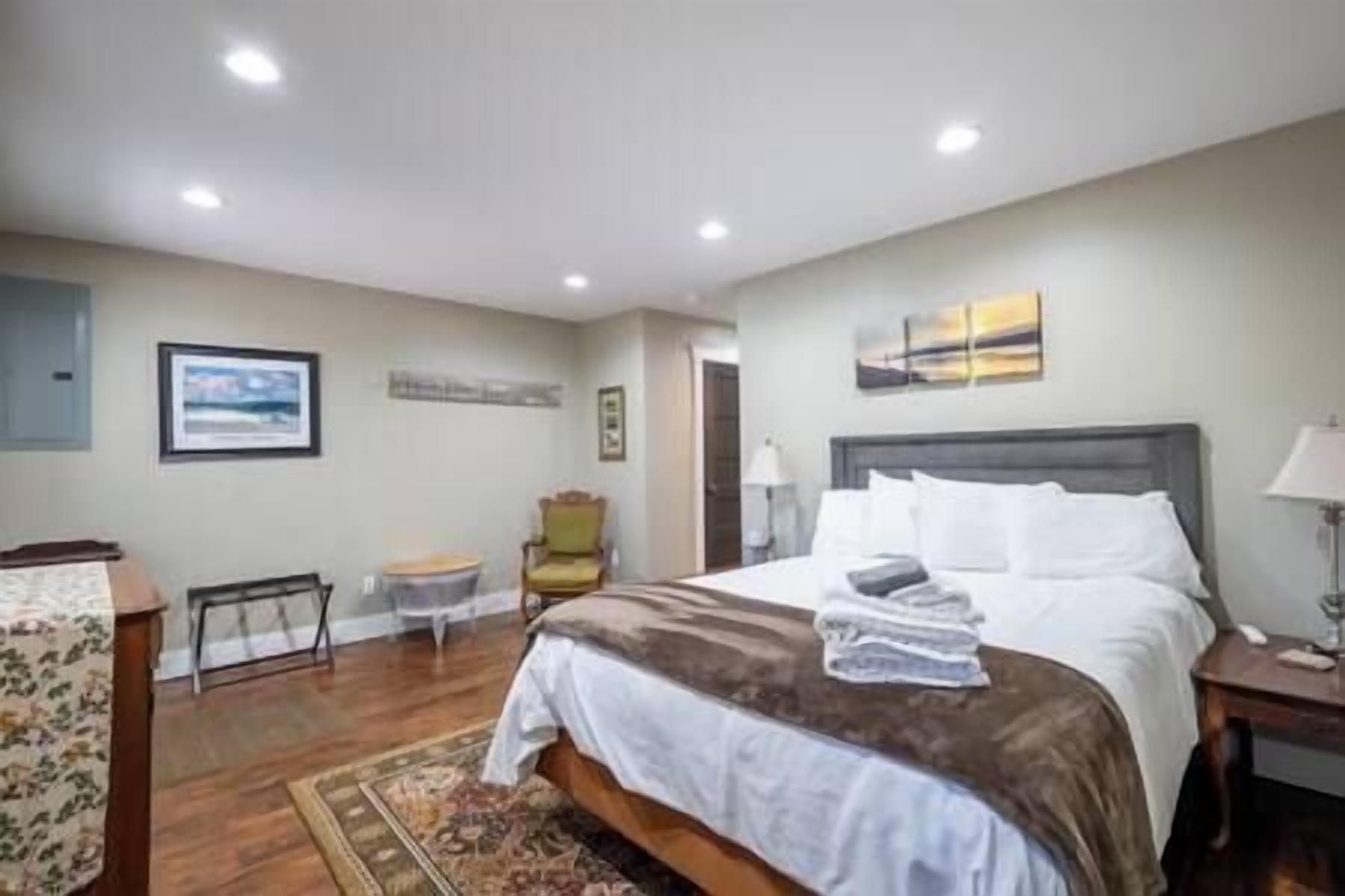 5 bedrooms, iron/ironing board, free WiFi, bed sheets