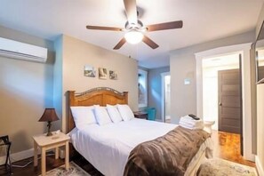 5 bedrooms, iron/ironing board, free WiFi, bed sheets - #207 King Suites, River Views, Deck, Downtown (Madison)