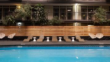 من حمّامات السباحة المغطاة