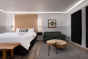 Premium bedding, desk, laptop workspace, blackout curtains - The Cactus Cove Inn and Suites (Amarillo)