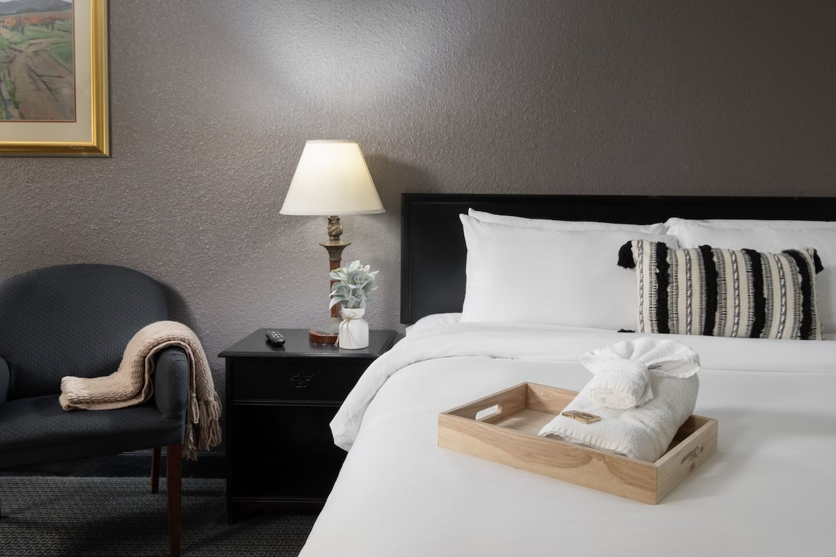 1 bedroom, premium bedding, desk, laptop workspace