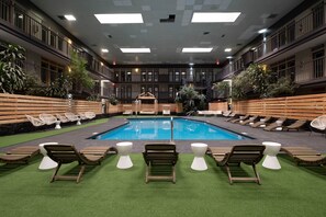 Indoor pool - The Cactus Cove Inn and Suites (Amarillo)