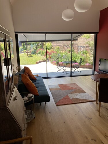 Self-contained annex close to town centre