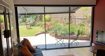 Self-contained annex close to town centre