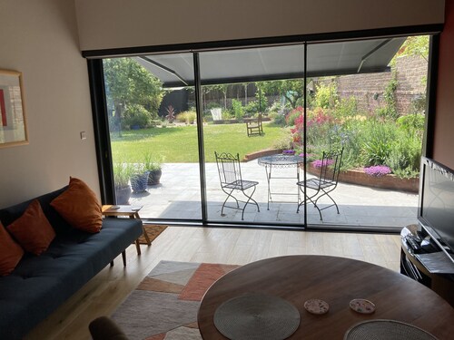 Self-contained annex close to town centre