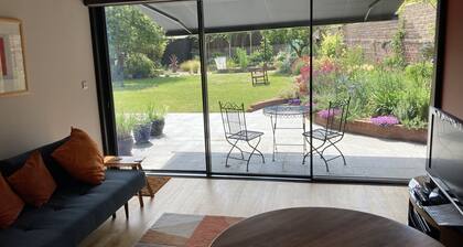 Self-contained annex close to town centre