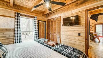 3 bedrooms, desk, iron/ironing board, free WiFi