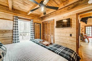 3 bedrooms, desk, iron/ironing board, free WiFi