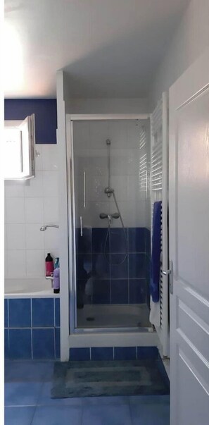Combined shower/tub