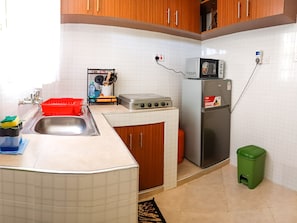 Kühlschrank, Mikrowelle, Herdplatte, Wasserkocher