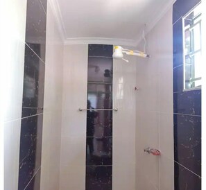 Douche, serviettes fournies, savon, papier toilette