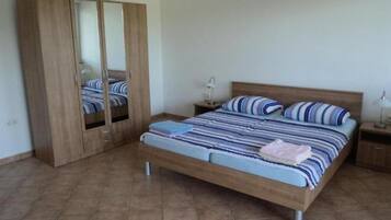 1 Schlafzimmer, Schreibtisch, Bügeleisen/Bügelbrett, kostenloses WLAN