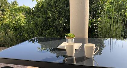 Apartment 100m from sea, with covered terrace, citrus trees
