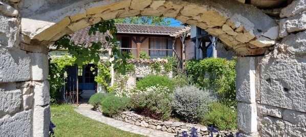 Exterior detail - A haven of peace between Montcuq and Lauzerte (Lot) (Montcuq-en-Quercy-Blanc)