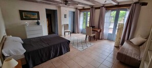6 bedrooms, desk, iron/ironing board, free WiFi