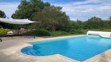 Una piscina al aire libre, una piscina climatizada