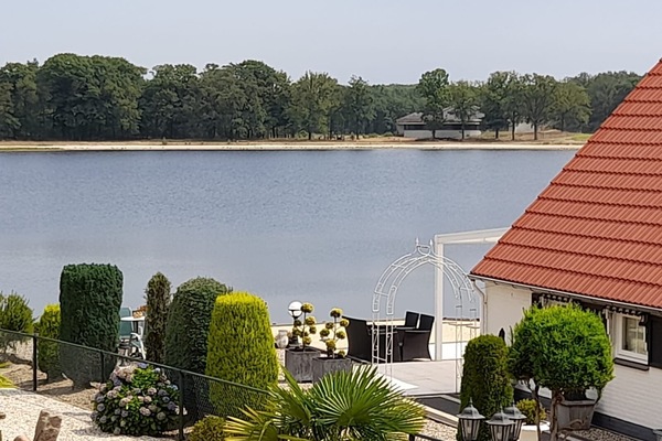 Freistehendes Haus in 2. Reihe direkt am See