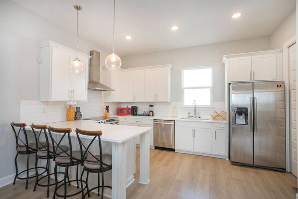 Frigorifero, microonde, forno, piano cottura