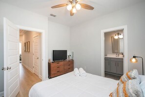 3 camere, una scrivania, ferro/asse da stiro, culla da viaggio