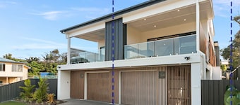 Grandview Villa Kingscliff - Oceanview Tri-level Villa by uHoliday