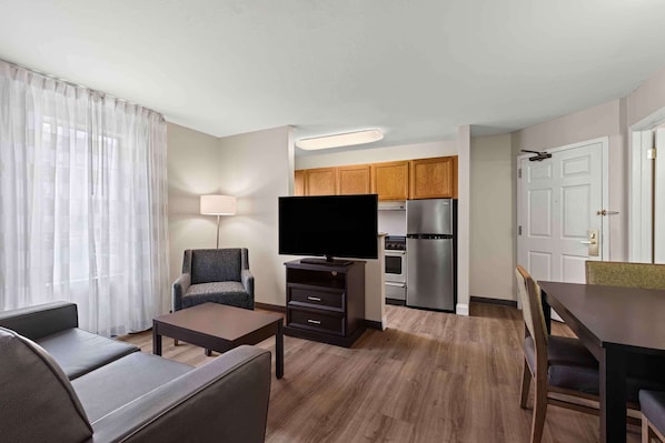 Suite, 2 habitaciones, para no fumadores, refrigerador y microondas | Escritorio, espacio para trabajar con laptop y insonorización 