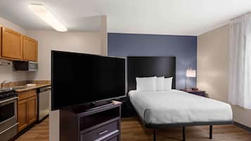 Deluxe Studio, 1 Queen Bed with Sofa bed, Non Smoking, Refrigerator & Microwave