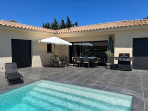 Outdoor dining - Beautiful villa in the south of France (Argilliers)