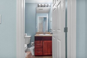 Combined shower/tub, hair dryer, towels