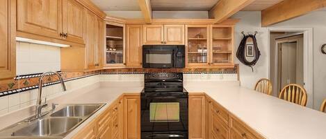 ثلاجة، ميكروويف، فرن، موقد طهي مسطح