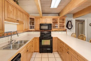 Fridge, microwave, oven, stovetop - Chateau Dumont Unit 14 | Spacious 3 Bedroom Condo, 1 Block from Downtown Aspen (Aspen)