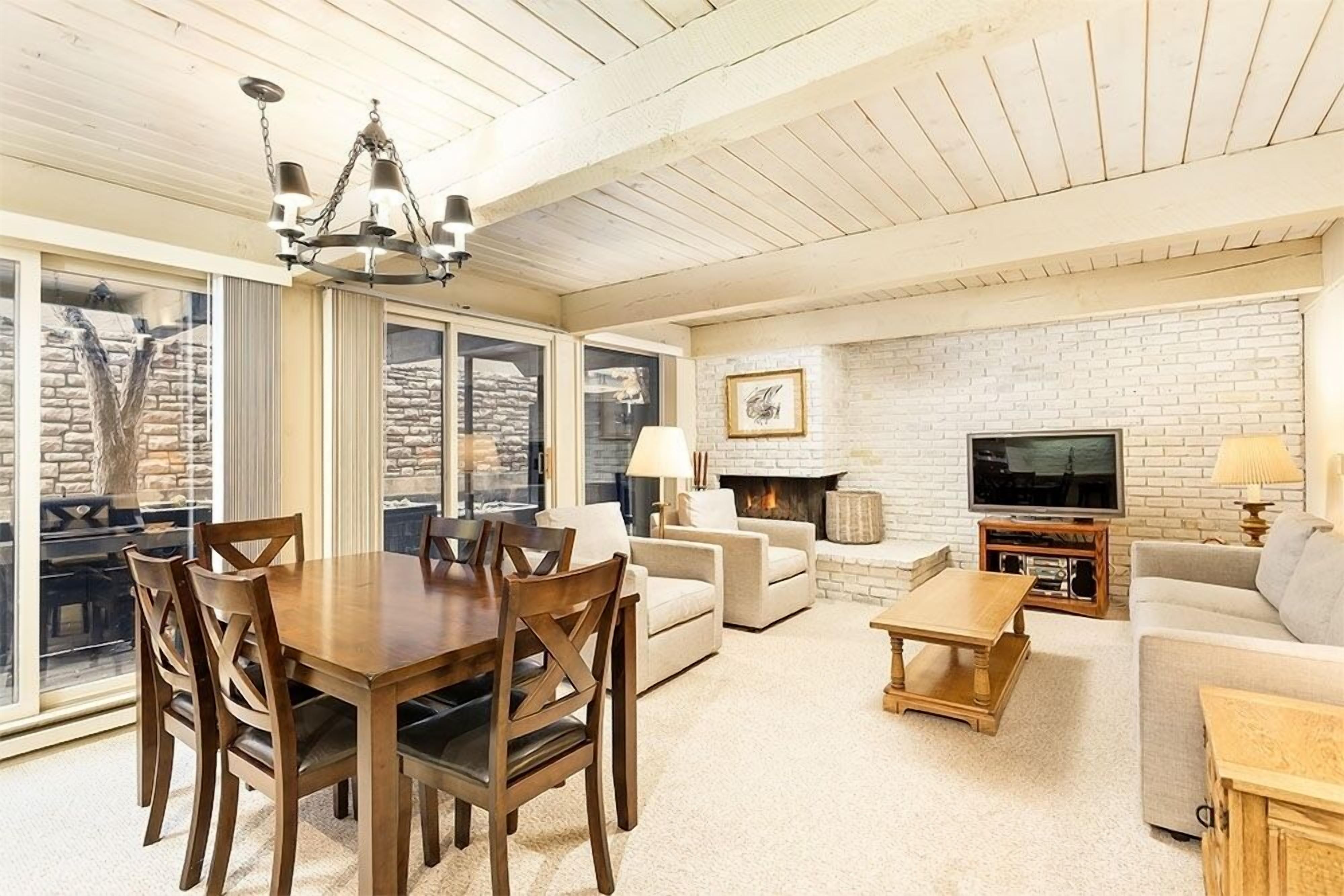 Chateau Roaring Fork Unit 37 | Spacious Condo, Close To Downtown. Pool, Hot Tub, Fitness Center - Aspen, CO